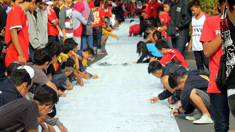 Masyarakat Solo Tandatangan di kain 91 meter Copyright: &copy; RadityaErwiyanto/INDOSPORT